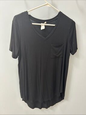 Women's Black V-Neck Short Sleeve Pocket Tee